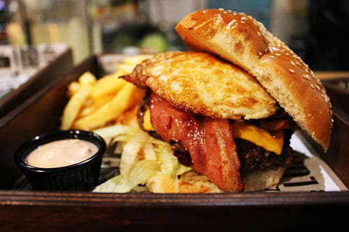 Προετοιμασία burger στο grill