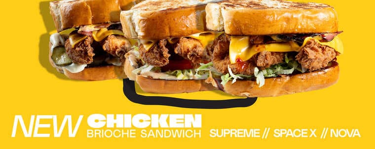 Λογότυπο Plinko Deal κάθετης διάταξης δίπλα σε υλικά burger